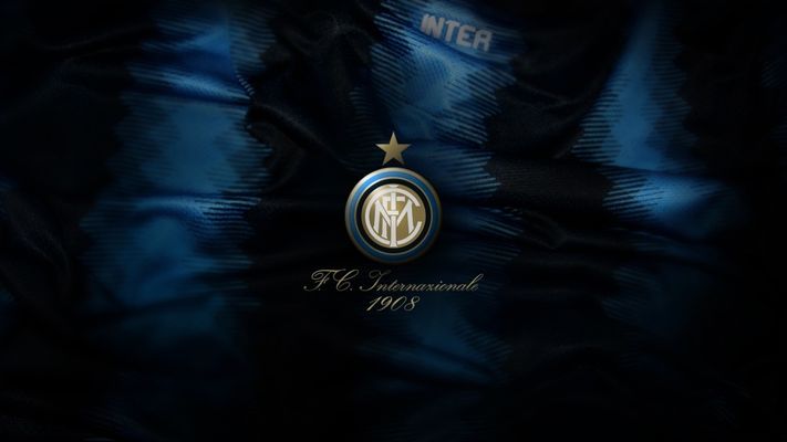 莱斯特城球迷赴意大利观战瓦尔迪比赛并合影（莱斯特城球迷远赴意大利观赛瓦尔迪并合影留念）