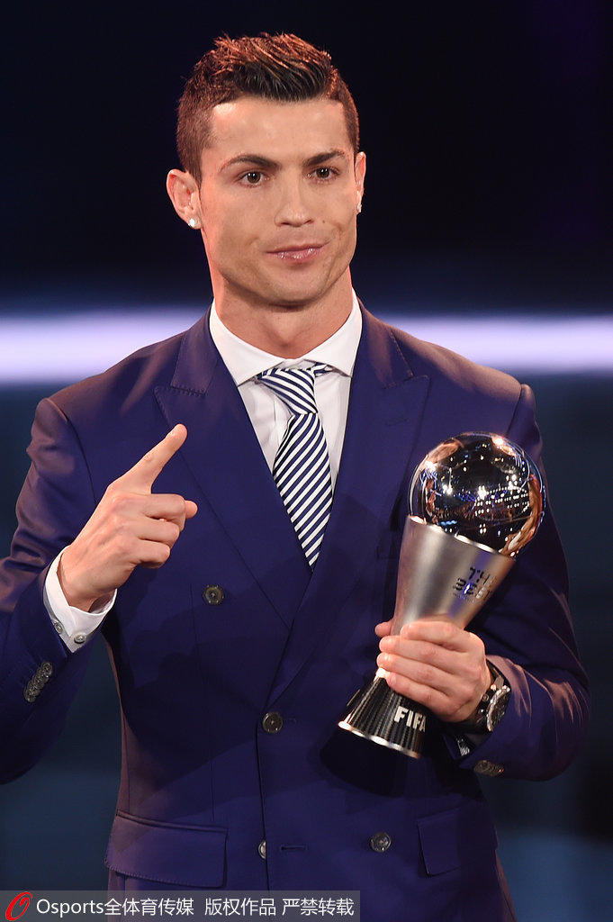 足球英超本轮最佳阵公布，新援发挥亮眼（英超本轮最佳阵容出炉，新援表现抢眼）