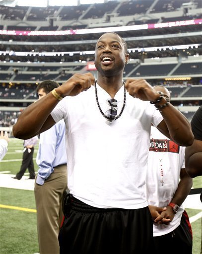 场面火爆，吉马良斯掐罗梅罗脖子逃过红牌（火爆冲突，吉马良斯掐住罗梅罗脖子仍逃过红牌）