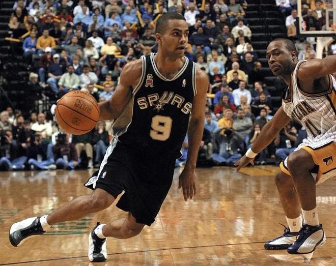 独领风骚，目前欧冠前8球队英超占4席，其余四大联赛各出1队（英超统治欧冠八强：四队晋级，其余四大联赛各一队）