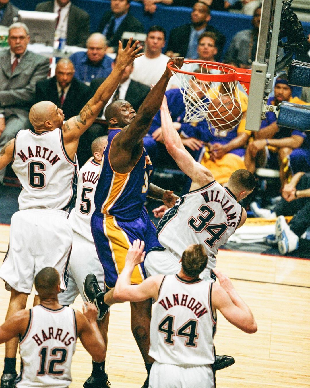 欧冠赛场精彩瞬间：巴萨主场2-0取胜,（欧冠高光时刻：巴萨坐镇主场2-0告捷）