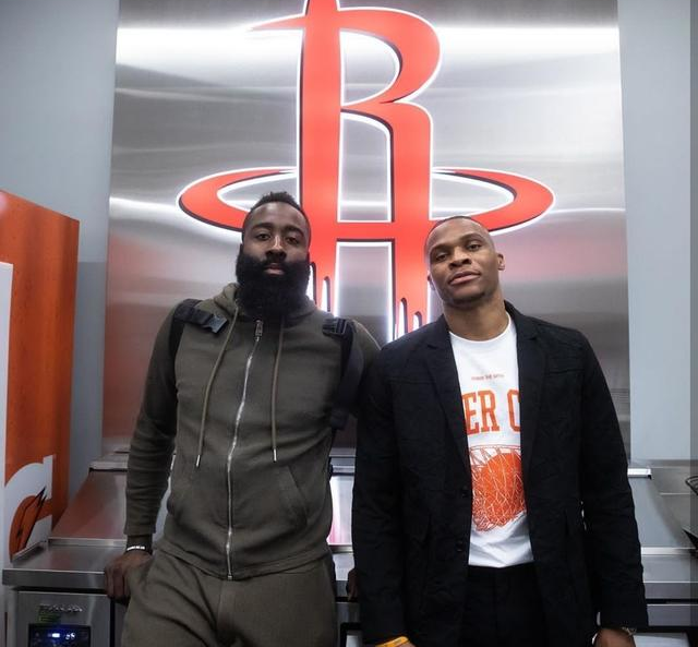 全市场：时隔半年后那不勒斯再次关注加纳乔，愿报价4500万欧（全市场：那不勒斯半年后重启追逐加纳乔，拟开出4500万欧报价）