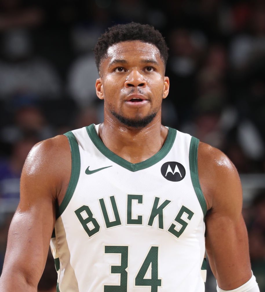 英国女歌手利帕现场观看阿根廷国家德比，并与里克尔梅合影（英国歌手利帕现身阿根廷国家德比，与里克尔梅合影留念）