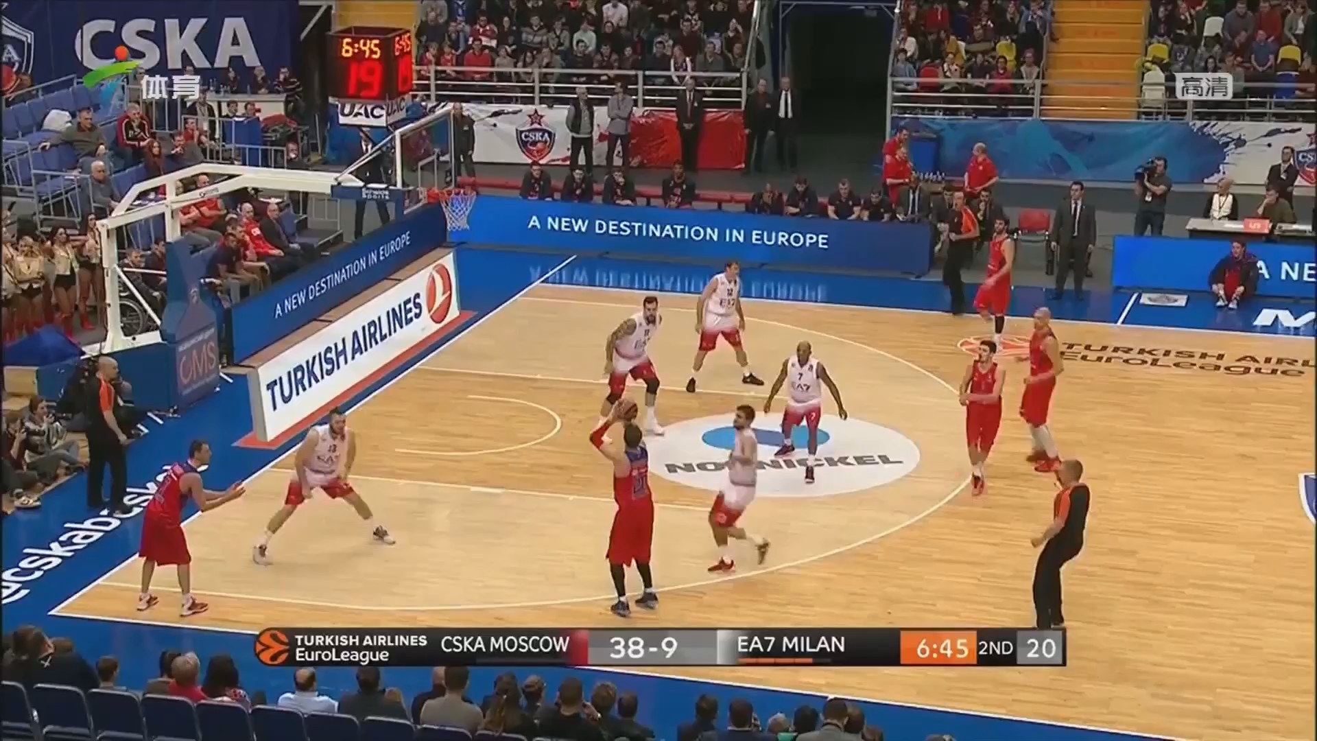 国脚中场精准传球，撕开对手防线（国脚中场精准直塞，穿透对手防线）